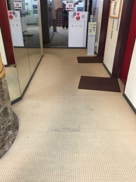 作業前　歩行動線の土砂汚れ