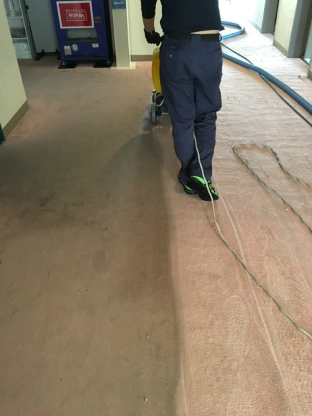 左側：作業前部分　右側：洗浄作業後（土砂汚れ、油汚れの分解洗浄後）