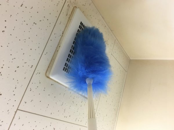 吸排気パネル清掃中