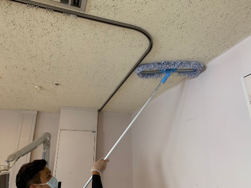 高所天井除塵作業中