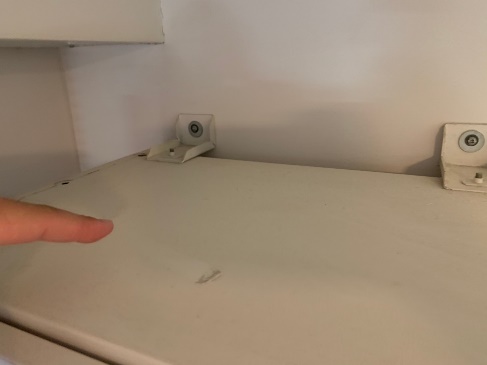 高所棚上部作業前　ホコリ堆積
