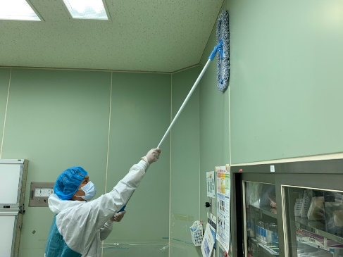 壁面除塵作業中